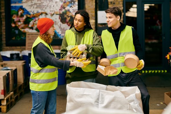 Équipe réalisant un débarras de maison à Linas, avec tri, enlèvement d’encombrants et nettoyage complet dans un pavillon résidentiel.
